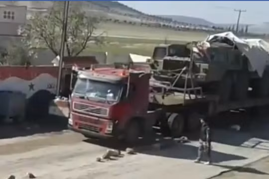 Xe vận tải đặc chủng chở tổ hợp tên lửa Tochka đến Damascus - ảnh minh họa video