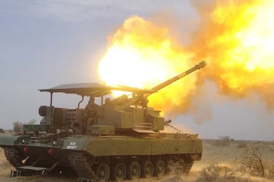 Pháo tự hành quân đội Syria đánh phá chiến tuyến của lực lượng Hồi giáo cực đoan ở Idlib. Ảnh minh họa: Masdar News.