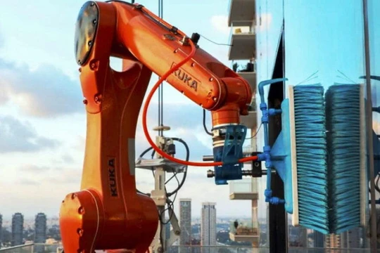 Robot OZMO lau cửa kính tòa nhà cao tầng. Ảnh Skyline Robotics