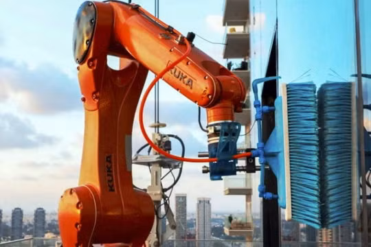 Robot OZMO lau cửa kính tòa nhà cao tầng. Ảnh Skyline Robotics