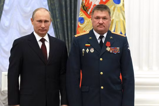 Trung tướng Valery Asapov và tổng thống Nga V.Putin - ảnh Bộ quốc phòng Nga