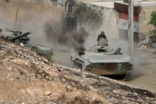 Xe tăng quân đội Syria trên chiến trường Deir Ezzor