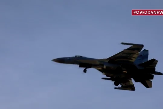 Tiêm kích đa nhiệm Su-35S Nga xuất kích trên chiến trường Ukraine. Ảnh video TV Zvezda.