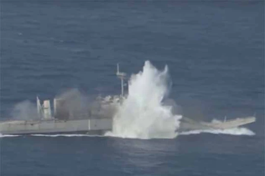 Tàu đổ bộ mục tiêu bị trúng ngư lôi Mk 48 của Mỹ. Ảnh video RIMPAC 2018