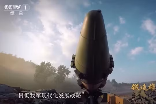 Được mệnh danh là “sát thủ hàng không mẫu hạm”, DF-21D có tầm bắn khoảng 1.800 km và có thể mang nhiều đầu đạn. Ảnh: CCTV