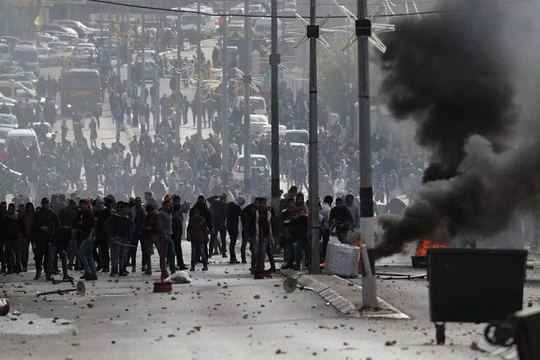 Người dân Palestine biểu tình, đốt cờ Mỹ ở thành phố Ramallah trên Bờ Tây - ảnh minh họa truyền thông Palestine