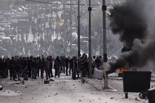 Người dân Palestine biểu tình, đốt cờ Mỹ ở thành phố Ramallah trên Bờ Tây - ảnh minh họa truyền thông Palestine