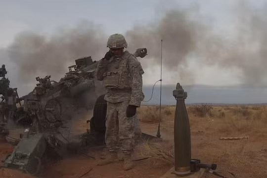 Lính thủy đánh bộ Mỹ pháo kích trên chiến trường Syria. 