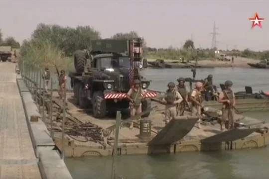 Quân đội Nga lắp đặt cầu vượt cho quân đội Syria vượt sông Euphrates