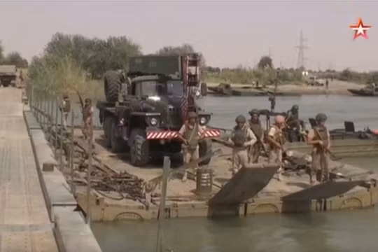 Quân đội Nga lắp đặt cầu vượt cho quân đội Syria vượt sông Euphrates