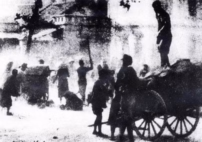 Những người đói cướp lại thóc gạo do Nhật chiếm, bị quân đội Nhật hành hung (1945) - Ảnh: Võ An Ninh