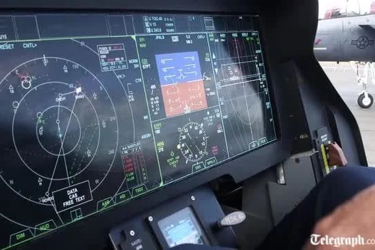 Màn hình buồng lái siêu tiêm kích tàng hình F-35. Ảnh: Telegraph.