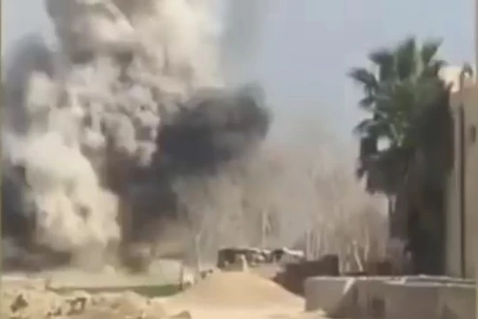 Xe tăng phá hủy xe đánh bom tự sát VBIED của lực lượng khủng bố HTS ở Đông GHouta