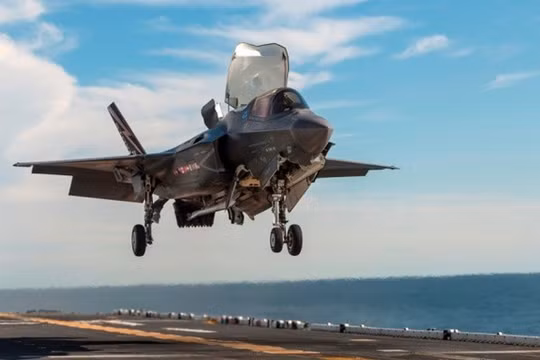 F-35 cất cánh từ tàu đổ bộ tấn công của Mỹ