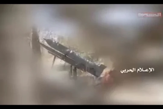Lực lượng Houthi phóng tên lửa Zilzal-1 tấn công Liên minh quân sự Ả rập Xê út. Ảnh minh họa video al-Masirah TV