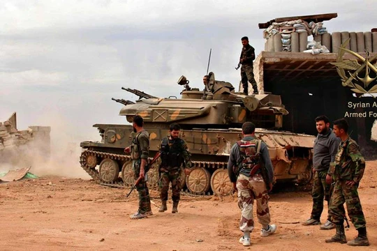 Một phân đội hỏa lực đi cùng bộ binh của quân đội Syria