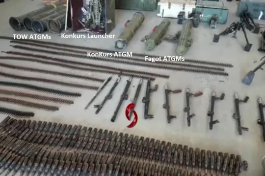 Các loại vũ khí thu giữ được của lực lượng Hồi giáo cực đoan ở tỉnh Quneitra. Ảnh minh họa video