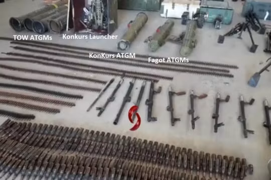 Các loại vũ khí thu giữ được của lực lượng Hồi giáo cực đoan ở tỉnh Quneitra. Ảnh minh họa video