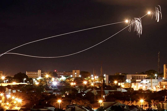 Tên lửa Tamir đánh chặn đạn tên lửa tự chế Qassam của dân quân Palestine. Ảnh minh họa RT