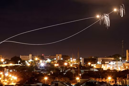 Tên lửa Tamir đánh chặn đạn tên lửa tự chế Qassam của dân quân Palestine. Ảnh minh họa RT