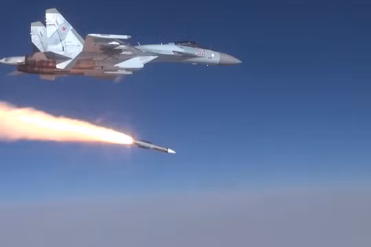 Máy bay tiêm kích Nga phóng tên lửa không đối không tầm xa R-37M. Ảnh South Front.