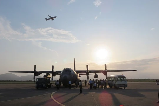 Chiếc máy bay vận tải C-130 mang số hiệu 1459 của Không quân Hoa Kỳ đang đậu tại sân bay Đà Nẵng (Ảnh: HC)