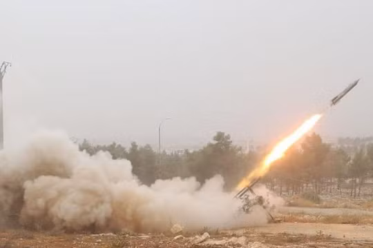 Các phần tử thánh chiến phóng tên lửa tự chế vào các khu vực do chính quyền Syria kiểm soát. Ảnh minh họa: Muraselon.