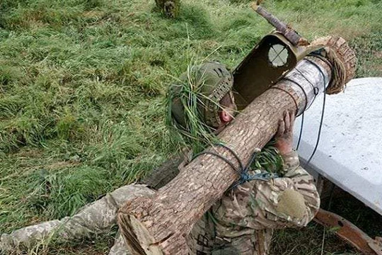 Quân đội Ukaina huấn luyện sử dụng tên lửa chống tăng siêu hiện đại Javelin Mỹ bằng tên lửa "gỗ"