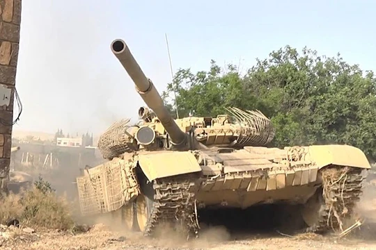 Xe tăng quân đội Syria tấn công trên chiến trường Jobar, Any Tahrir