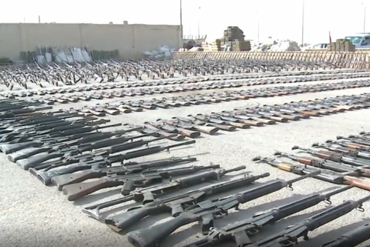 Vũ khí thu giữ được từ IS - ảnh minh họa video ANNA News