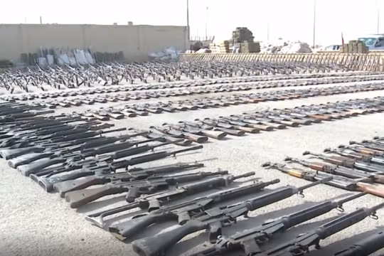 Vũ khí thu giữ được từ IS - ảnh minh họa video ANNA News