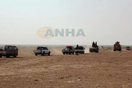 Đoàn xe lực lượng SDF hành quân trên chiến trường sa mạc phía đông Deir Ezzor. Ảnh video