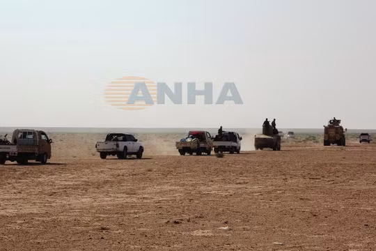 Đoàn xe lực lượng SDF hành quân trên chiến trường sa mạc phía đông Deir Ezzor. Ảnh video