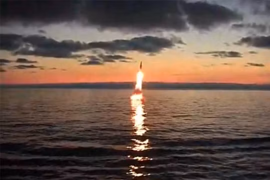 Tên lửa - ngư lôi chống ngầm xuất kích - ảnh minh họa trang truyền hình Ngôi Sao 