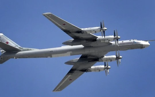 Máy bay ném bom chiến lược Tu - 95MS Nga