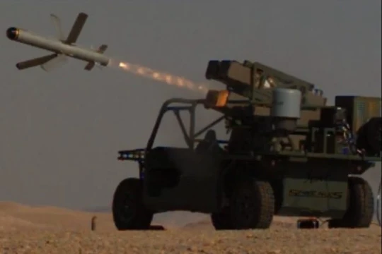 Hệ thống Spike NLOS trên xe Tomcat phóng tên lửa thử nghiệm. 