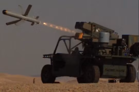 Hệ thống Spike NLOS trên xe Tomcat phóng tên lửa thử nghiệm. 