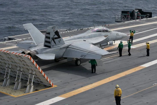 Máy bay F / A-18F Super Hornet chuẩn bị xuất kích trên tàu sân bay "Gerald Ford" - Ảnh Defence.ru