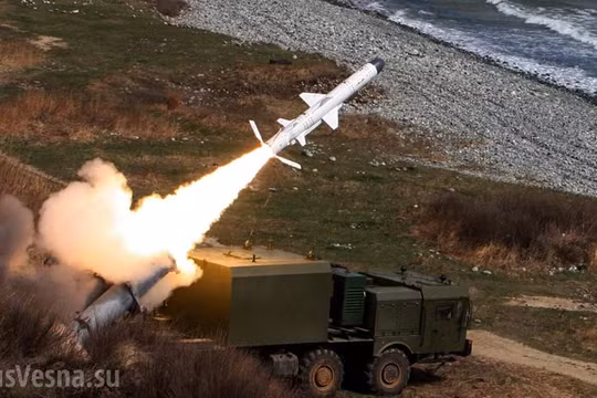 Hệ thống tên lửa phòng thủ bờ biển Ball phóng đạn. Ảnh: Rusvesna.