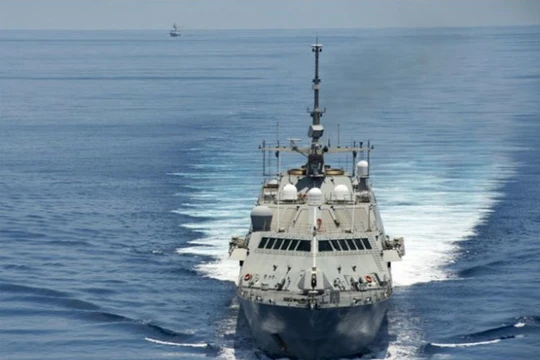 Tàu chiến USS Fort Worth tuần tra thường kỳ trên vùng biển quốc tế gần quần đảo Trường Sa của Việt Nam trên biển Đông ngày 11-5-2015. Phía sau là tàu khu trục tên lửa dẫn đường Yancheng (FFG 546) của hải quân Trung Quốc đeo bám - Ảnh: US Navy