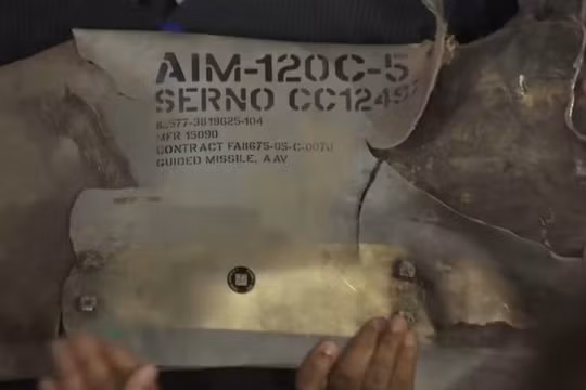 Mảnh vỡ tên lửa không đối không tầm trung AIM-120 của Pakistan trên lãnh thổ Ấn Độ ở Kashmir.