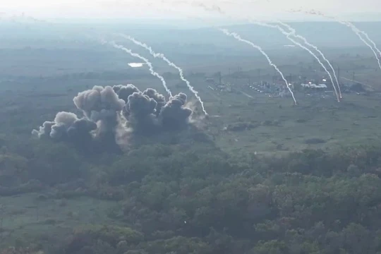 Su-25 và Su-34 không quân Nga không kích quân đội Ukraine làng Spornoe, Donetsk. Video trang VK dân quân Luhansk.