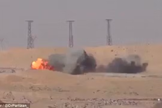 Video: Xem tên lửa Javelin "thiêu" xe bom cảm tử của IS tại Syria