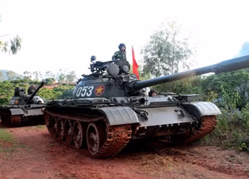 Xe tăng của Lữ đoàn Xe tăng 203 trên đường ra bãi tập