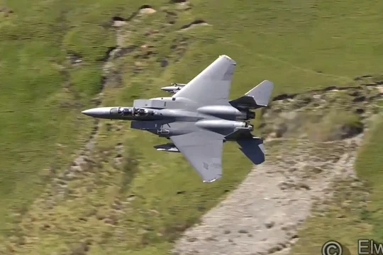 Máy bay chiến đấu F-15 chế độ bay thấp