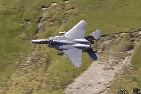 Máy bay chiến đấu F-15 chế độ bay thấp