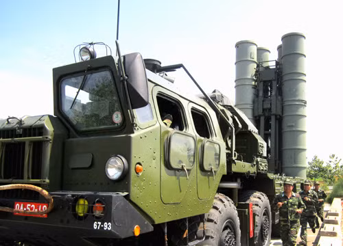 Việt Nam chống đỡ đòn tấn công tên lửa ồ ạt thế nào?