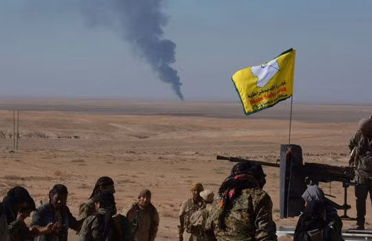 Binh sĩ lực lượng SDF trước một khu công nghiệp ở ngoại ô Deir Ezzor - ảnh minh họa South Front