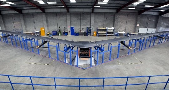 Máy bay không người lái Aquila của Facebook trong xưởng chế tạo - Ảnh: Reuters