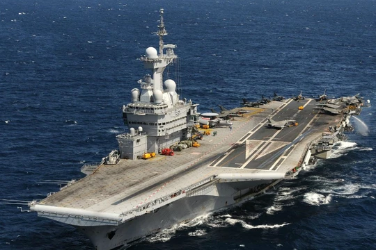 Tàu Charles de Gaulle thay đổi vị trí tấn công IS